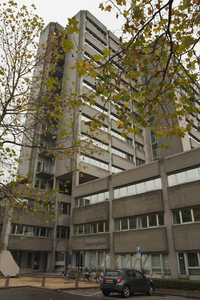 818256 Gezicht op de hoofdingang van het kantoorgebouw van de Belastingdienst (Gerbrandystraat 20) te Utrecht.